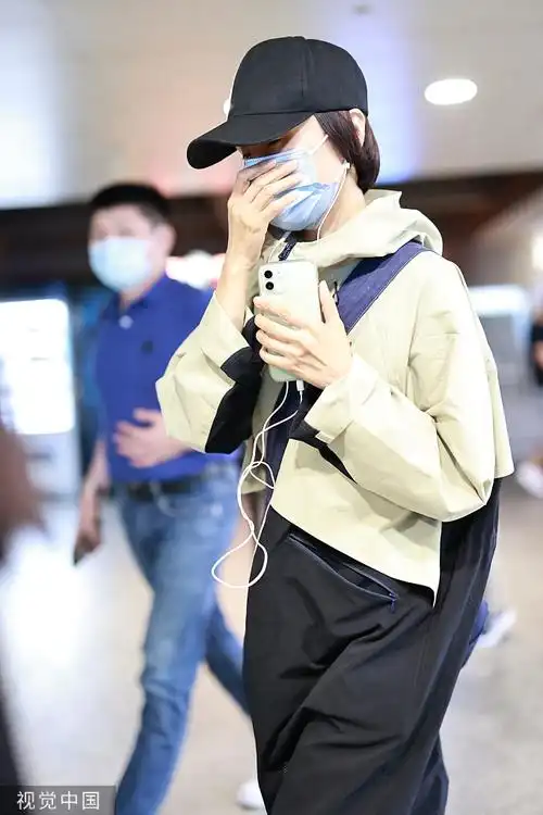 袁泉穿拼接风衣显修长身段低调现身机场