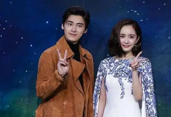 "峰幂cp"时隔多年营业,李易峰和杨幂拍大片,一细节证明默契