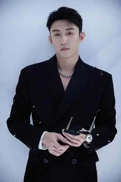 黄景瑜超话#微博之夜#沉潜冬日,浮光入怀.