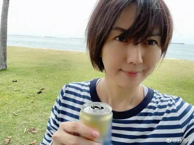 孙燕姿晒海边游玩照打扮清爽笑容灿烂