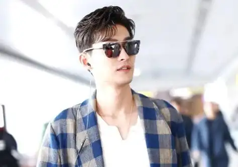 2020年男生最流行的偏分短发look 适合30岁以下职场男生梳的短发