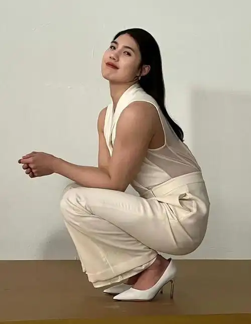 张雨霏穿白色高跟鞋亮相,女人味十足!26岁花样年华,魅力爆棚