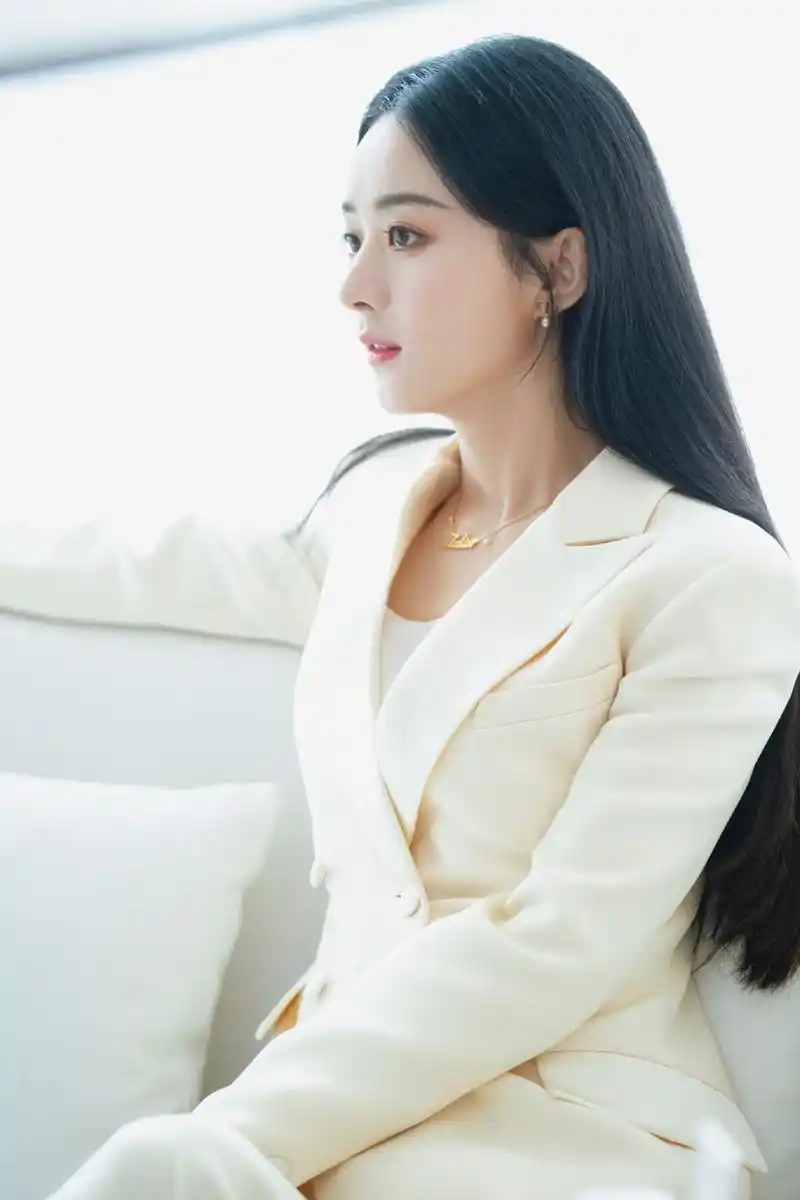 赵丽颖身着奶白西装 温柔干练