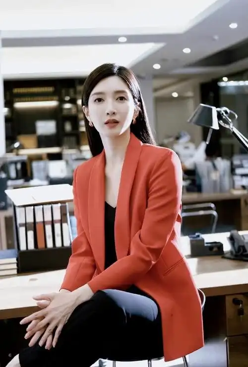 77职业装这不纯纯都市女性的代表嘛,江疏影在气质这块真的没话说