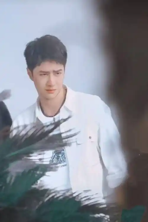 王一博开始录制《天天向上》,穿白色外套太阳光,眉头紧皱心情不佳