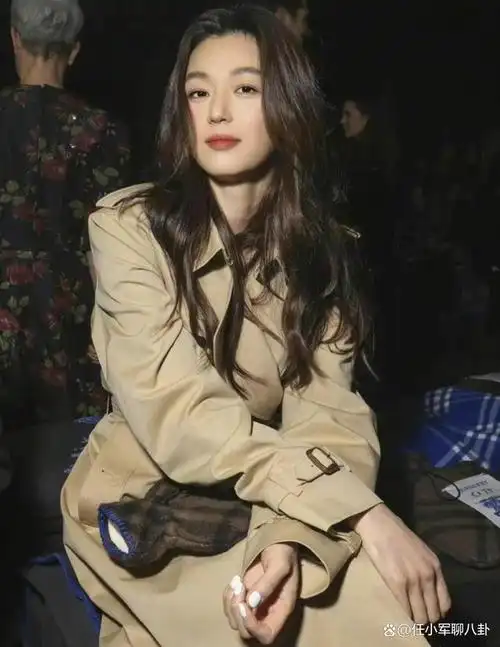 去年全姐参加伦敦时装周穿的那件风衣大家还记得不全智贤,burberry的