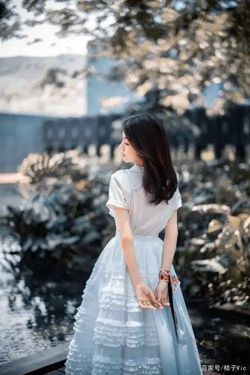 春夏春日写背影优美,白色长裙站在树下,眼神干净纯粹