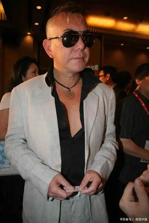 黄秋生成功重回港圈,晒和吴镇宇刘青云合照,称是兄弟会!