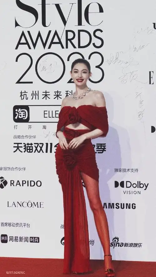 钟楚曦抹胸高开叉红裙