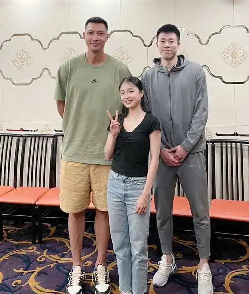 1米65朱易晒与易建联张镇麟合影合照像小孩自嘲身高被碾压