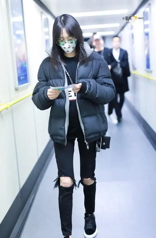 郑爽与男友手牵手现身机场近十万元的情侣装花式虐狗