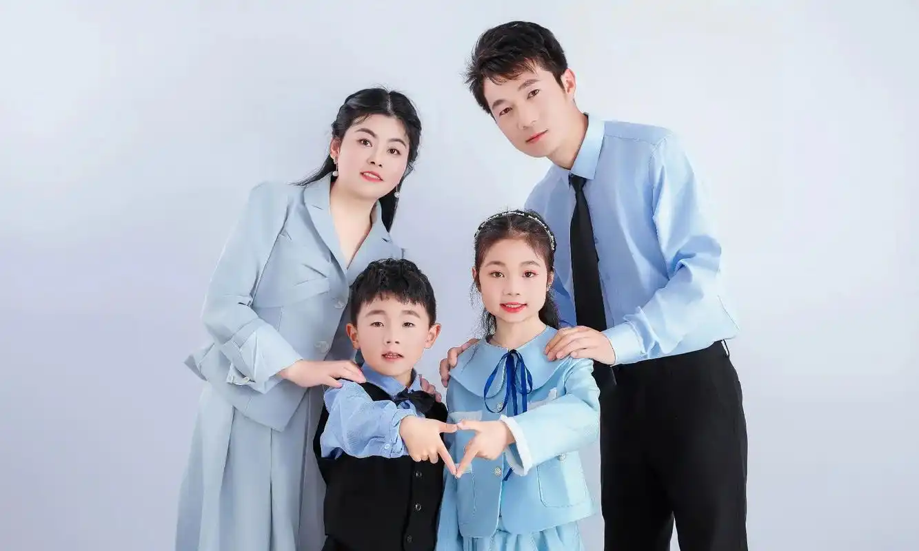 全家福来了. 家不在于富有,而在于温馨;爱不在于浪漫