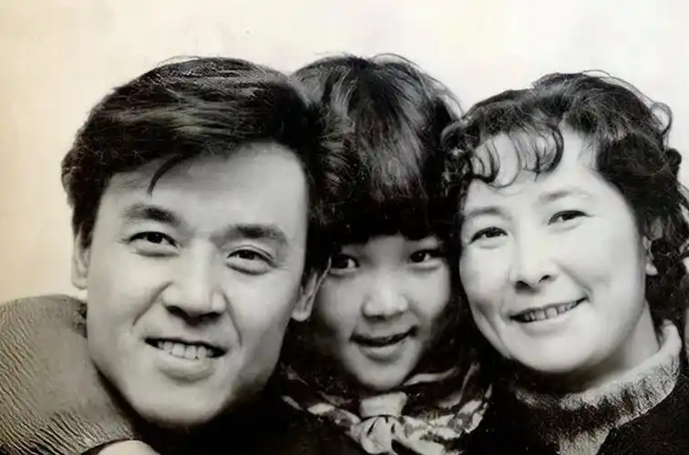 回顾达式常独宠妻子一人至今不愿买车83岁坚持拍戏令人动容