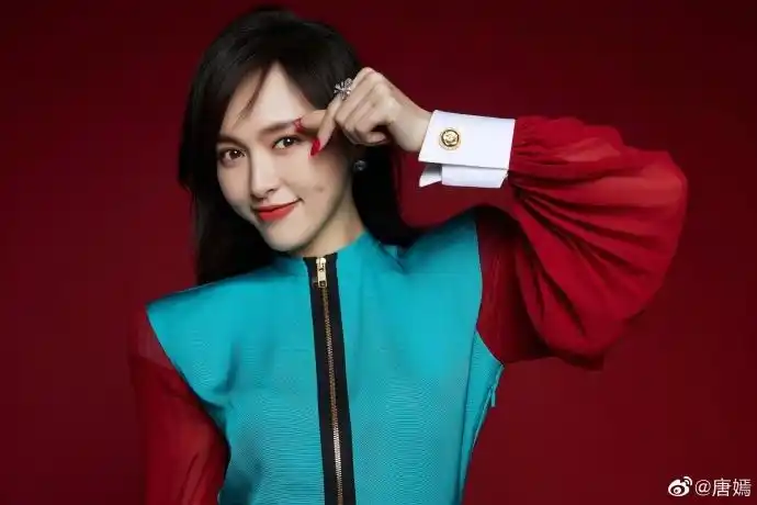 唐嫣新年大片曝光花式比心笑容满分