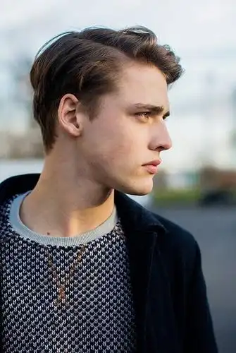 男模罗比维奇,以前我有他的一张黑色侧脸照片,现在找不到了,网页上也