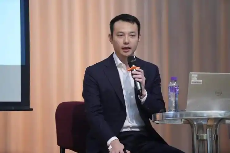 表示家族没有为自己创业路上带来很多好处|霍启刚|霍启文|霍启山_新浪