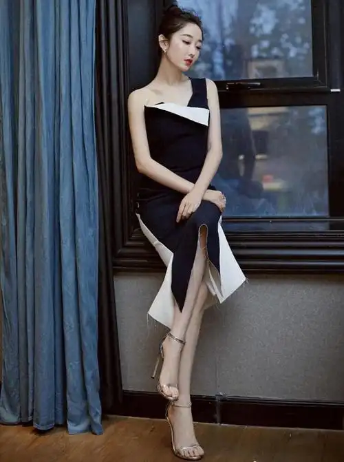 蒋梦婕新造型太美了穿单肩连衣裙显瘦效果极佳换个发型太惊艳