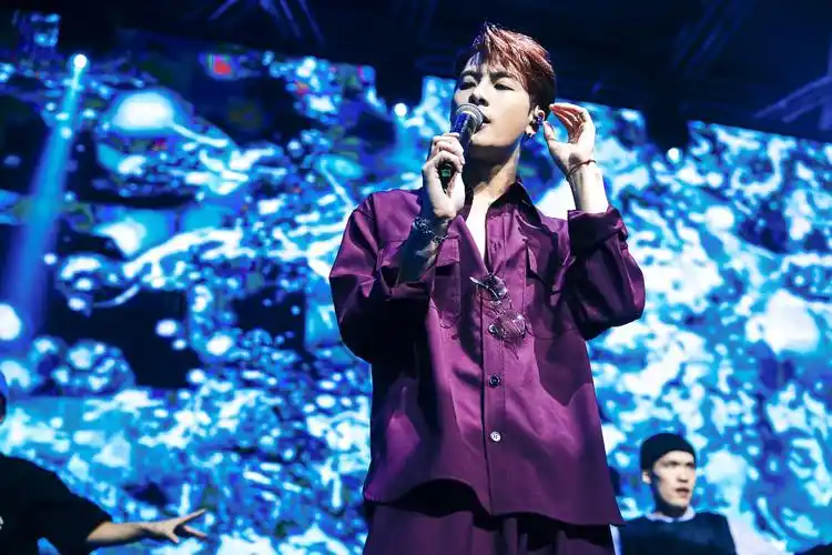 王嘉尔酷炫出击 独「嘉」型男主场 尽在欧莱雅男士"水能2.