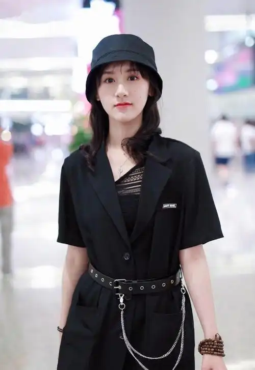 袁冰妍穿黑色西装配穿牛仔短裤现身 行走间秀大长腿星范十足_网易订阅