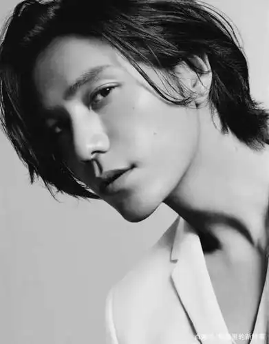 拥有古典气质的陈坤,长发造型更添柔美,像是漫画中的男主角!