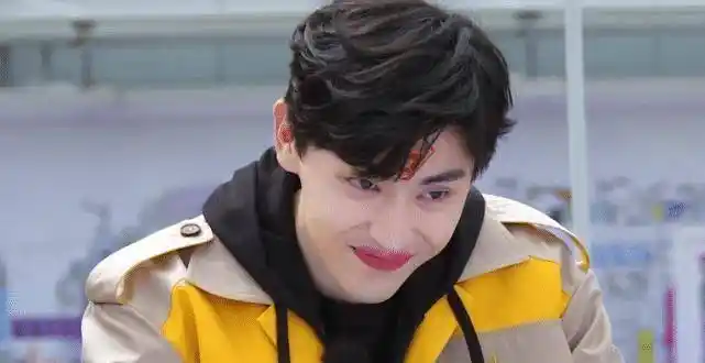 邓伦被恶搞化妆,看到妆后效果,别人都看不下去,唯独热巴盯着笑_节目