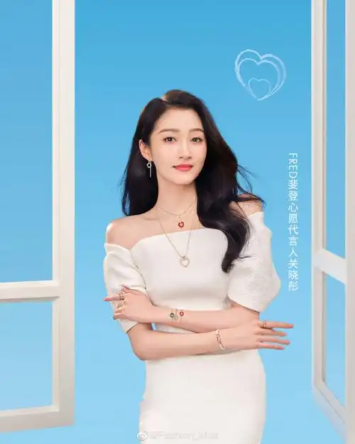 7815关晓彤超话今日解锁chloé蔻依香氛品牌代言人身份,身穿米