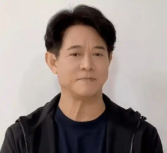 李连杰健康状况惹人担忧!近照脸部浮肿颈部粗大,遭质疑甲亢复发