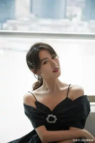 被袁冰妍美到了,穿一字肩黑裙甜美可爱,露出锁骨真性感