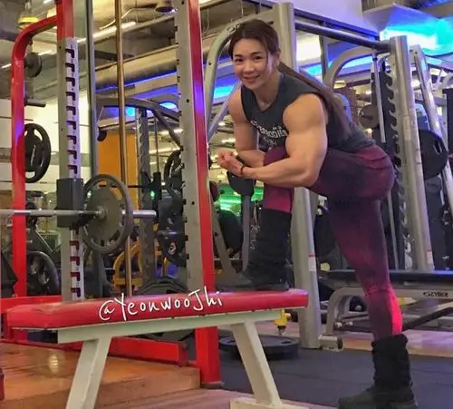 金刚芭比池妍玉秀肌肉身材随时为世界健美比赛准备