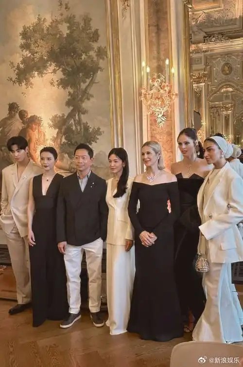 【0-9时要闻回顾】#赖冠霖和女友逛街约会#微博正文#高圆圆宋慧乔