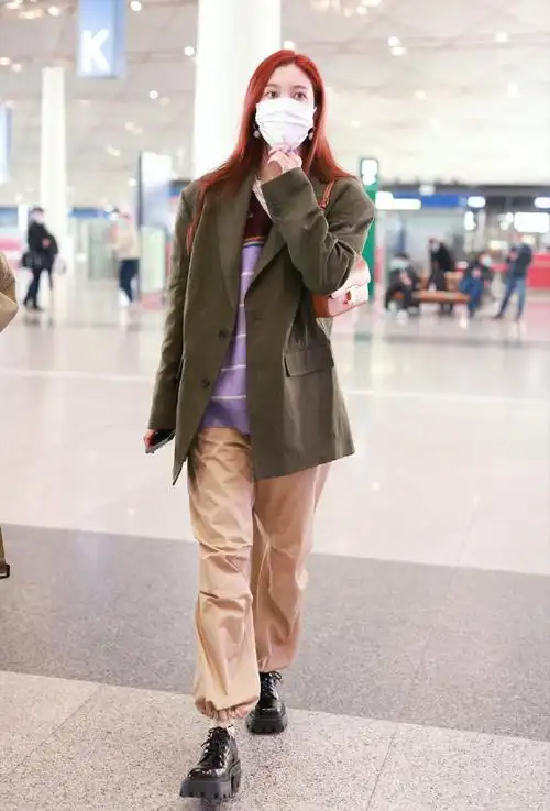 你们更喜欢谁的穿搭look呢#明星时尚##明星街拍