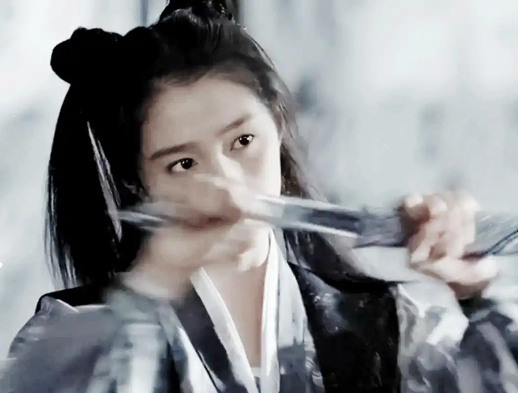 最近《影》中关晓彤撑伞片段被网友翻出走红网络,各路达人纷纷效仿