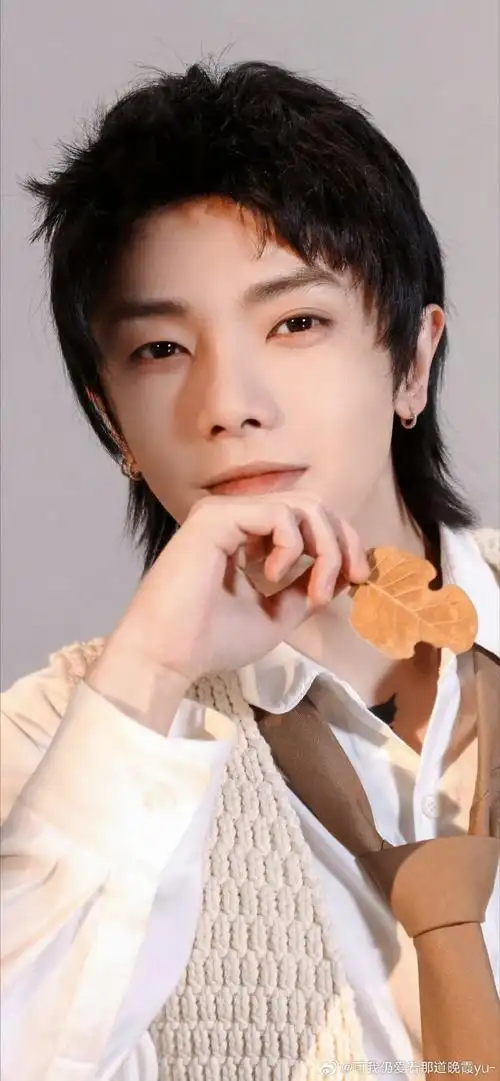 华晨宇超话大家干活辛苦啦,来看点美图洗洗工伤眼睛#华晨宇#丨#2024