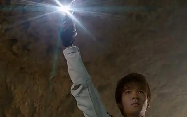 迪迦奥特曼变身道具为神光棒,变身方式比较复古类似初代.