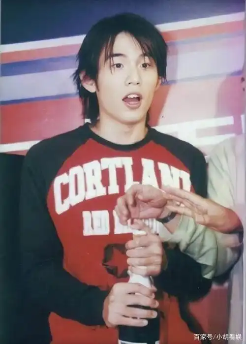 周杰伦晒20年前旧照,年轻的时候颜值真高