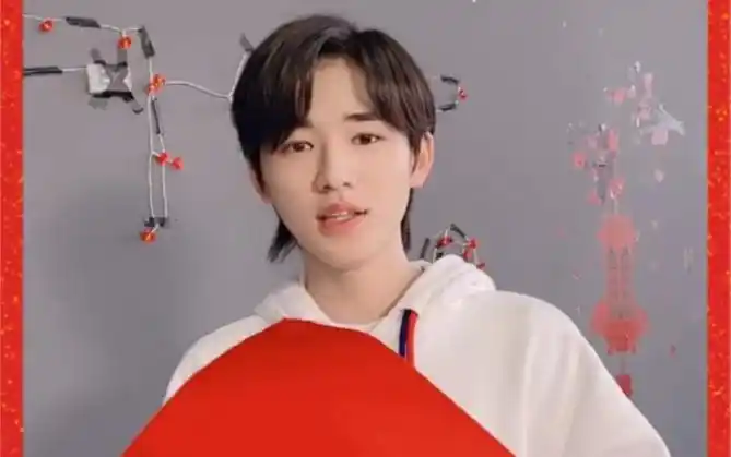 【宋亚轩】和小宋老师一起晒出拜年新姿势