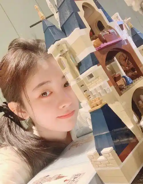 原创鞠婧祎狂晒18张库存照从素颜到浓妆清纯时尚随意切换果然是直男