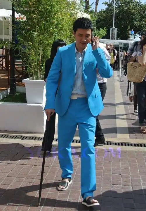 冯绍峰身穿bottegaveneta2012春夏款蓝色西装礼服搭配黑色凉鞋,可是脚
