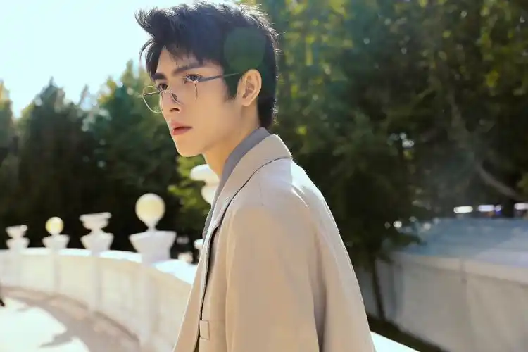 王皓轩西装写真曝光 俊朗帅气眼镜杀变身雅痞绅士