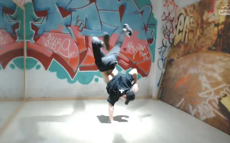 刘潘潘-即兴现代街舞-一大波地板动作来袭