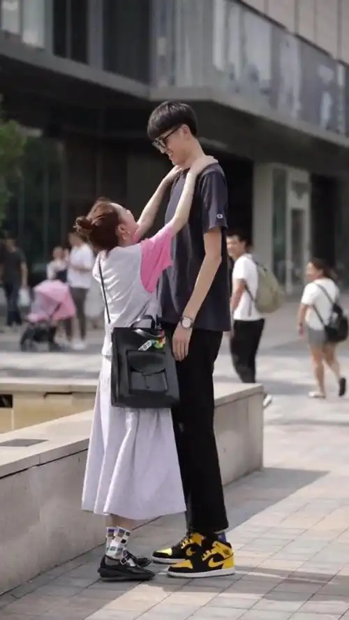 这应该是我见过的最般配的#最萌身高差 情侣了吧!