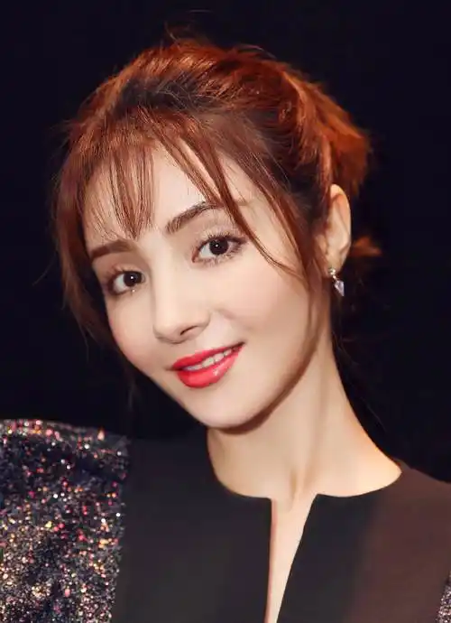 最美人鱼公主,当红嫁90后小鲜肉,三年抱俩,今一家四口温馨幸福_麦迪娜