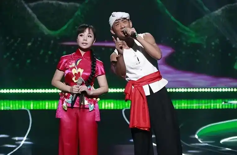 回顾王二妮和李飞结婚8年成名后给父母买房带着丈夫拼事业