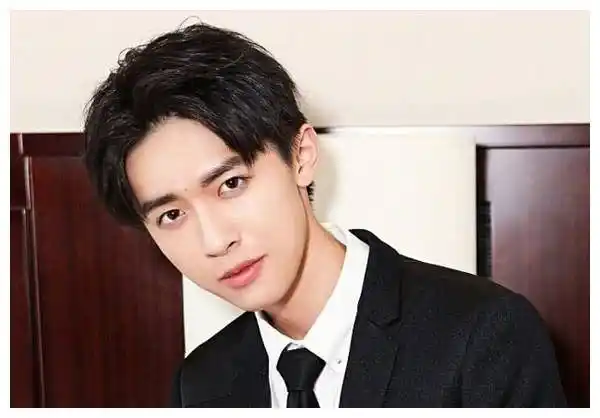 从小他的演技就受到了观众的一致认可,他是在1999年12月出生于上海的