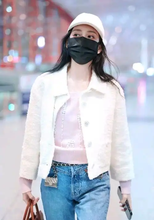 还是王鸥会穿搭穿白色上衣配牛仔裤走机场看似简约却很时髦