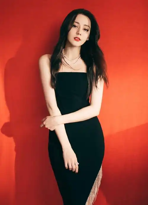 迪丽热巴黑色礼服性感妩媚,魅惑撩人!