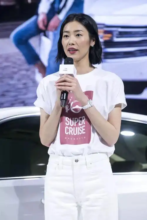 刘雯短发照惊艳朋友圈:世界在悄悄奖励爱拼的女人!