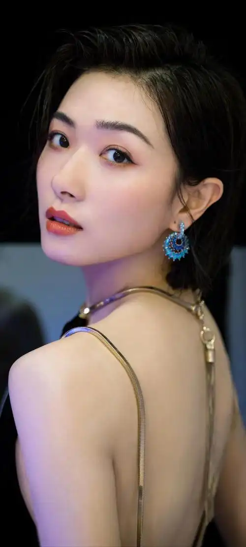 壁纸骨感纤细身材性感撩人气息风情万种万茜