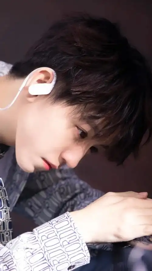 手机壁纸丨王俊凯最帅的照片壁纸