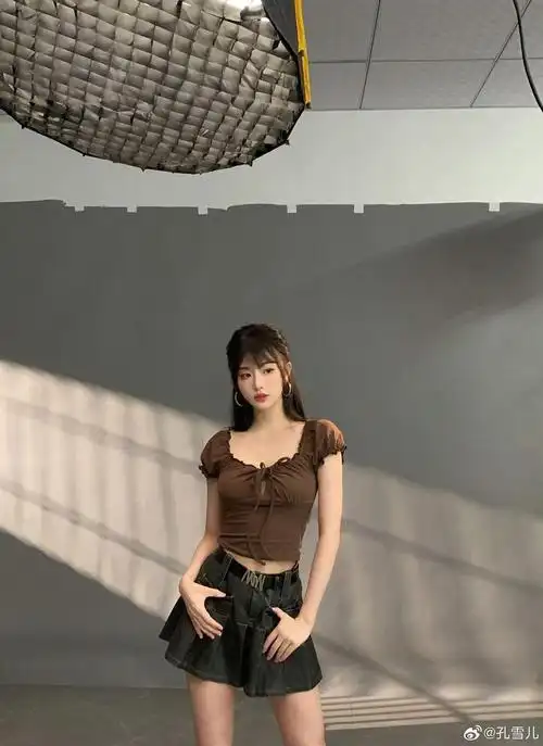 孔雪儿的这套美拉德穿搭纯欲感拉满,尽显好身材__财经头条